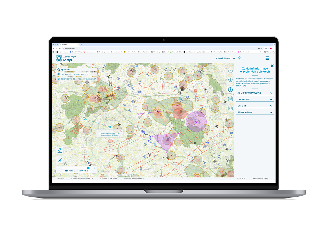 Notebook zobrazující barevnou mapovou aplikaci s postranním panelem ovládacích prvků mapy