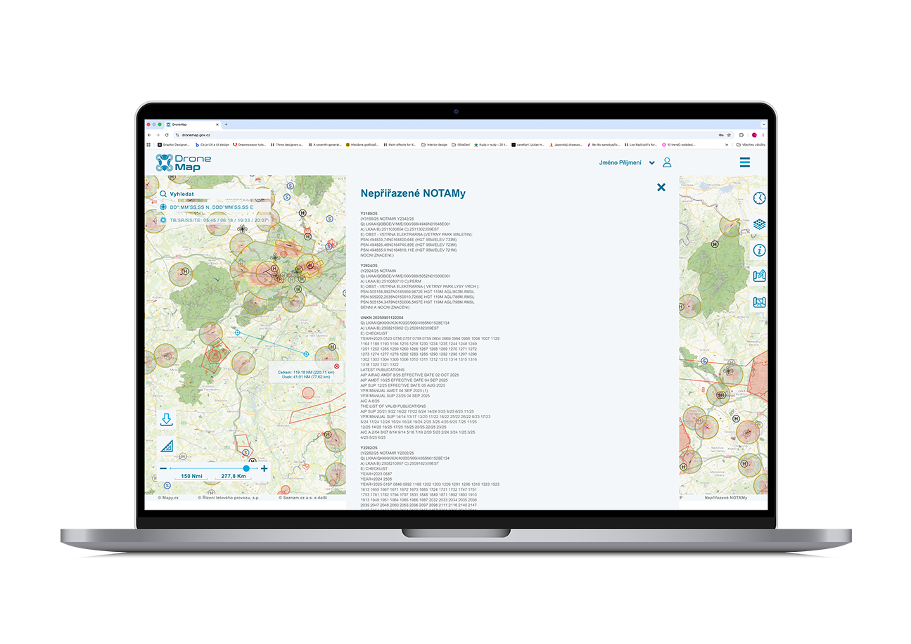 Notebook zobrazující mapu s mapovým seznamem tras na obrazovce