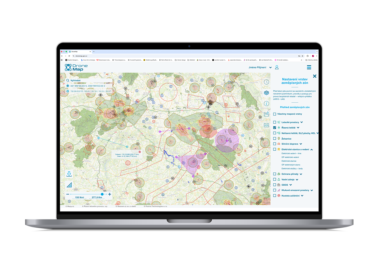 Notebook zobrazující barevné mapové rozhraní se značkami polohy a bočním panelem s informacemi