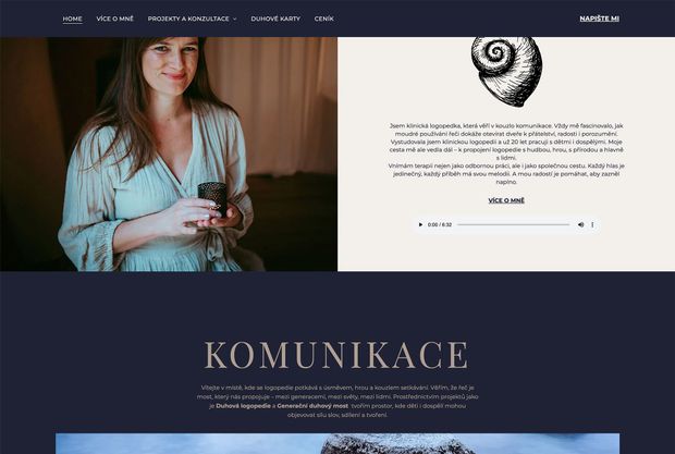 Žena držící šálek vedle webové stránky s nadpisem „KOMUNIKACE“
