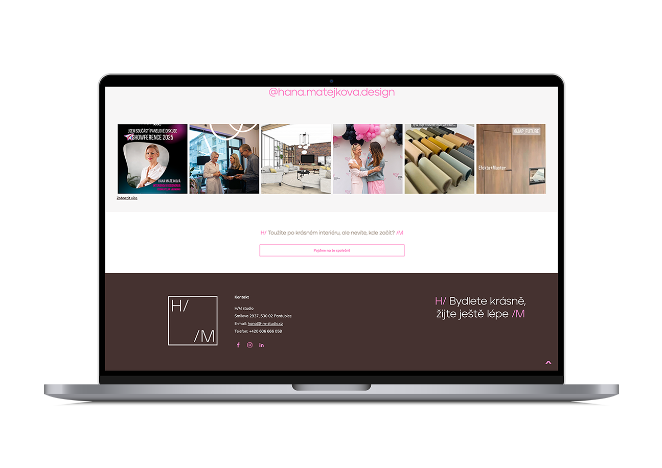 Notebook zobrazující minimalistický web s růžovou hlavičkou, fotogalerií a tmavě hnědou patičkou