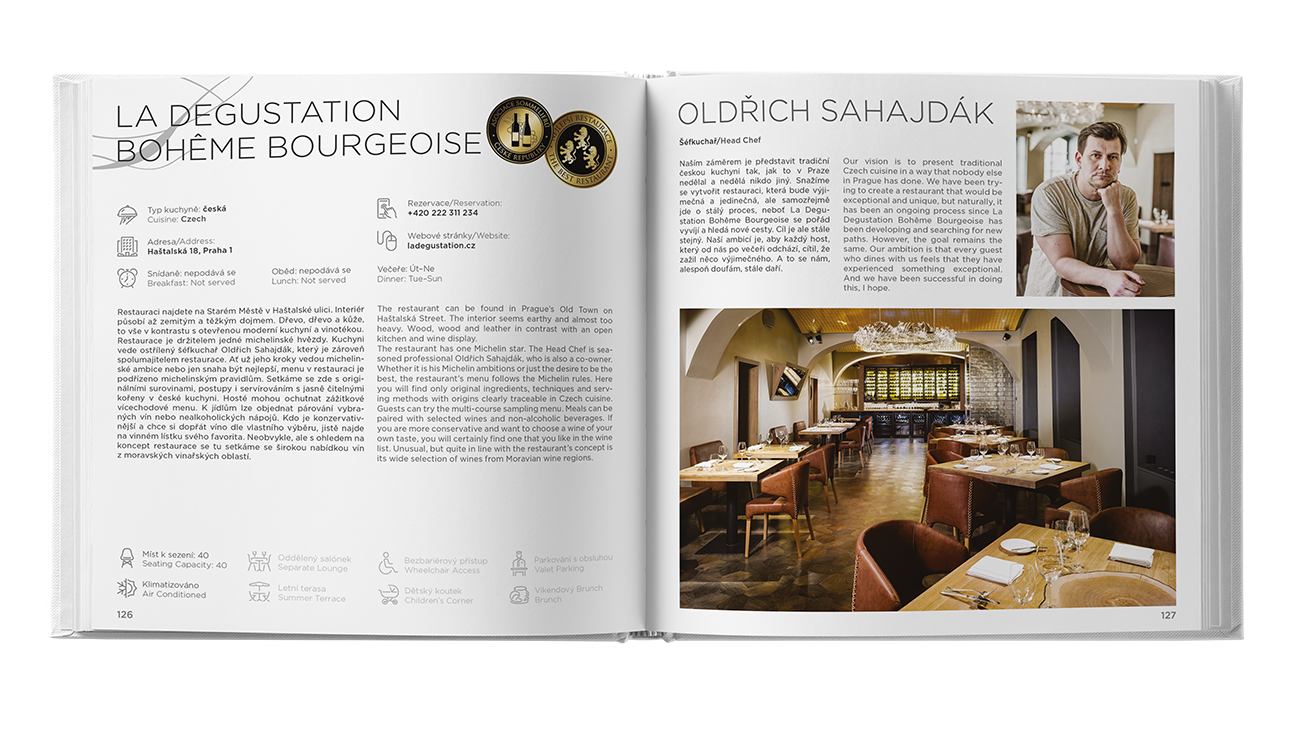 Otevřená kuchařka s textem receptu, malým portrétem a útulnou fotografií jídelny restaurace