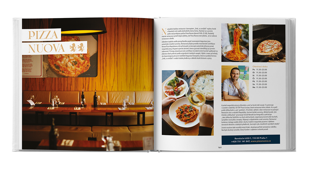Otevřená kuchařka s recepty na pizzu, servírovanými pokrmy a fotografií útulného interiéru restaurace.