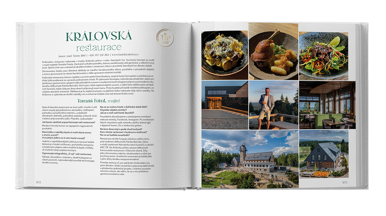 Otevřená cestovní kniha s textem o Rumunsku a koláží barevných fotografií krajiny a jídla