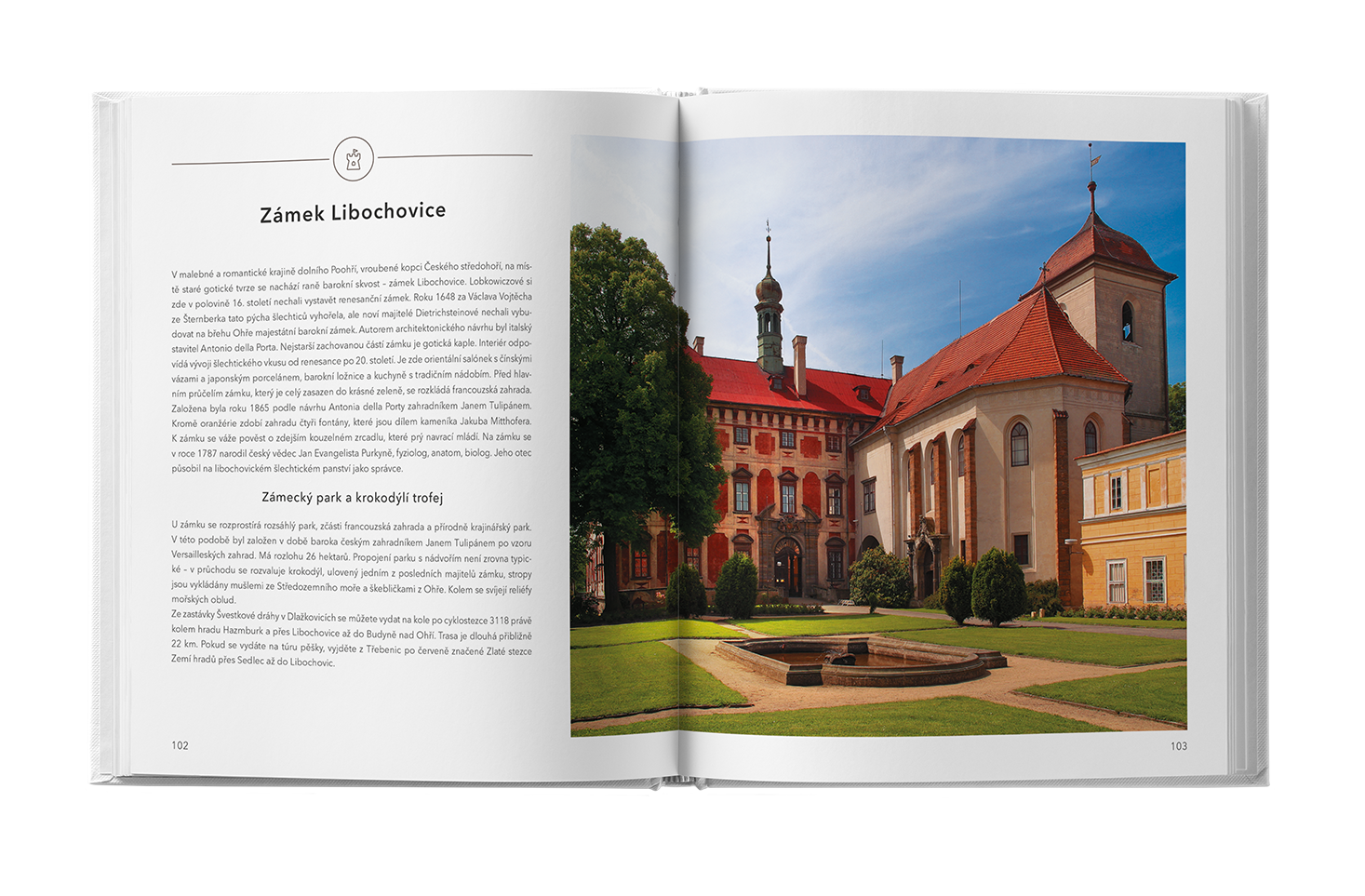 Otevřená kniha s textem vlevo a fotografií historické budovy s červenou střechou vpravo.