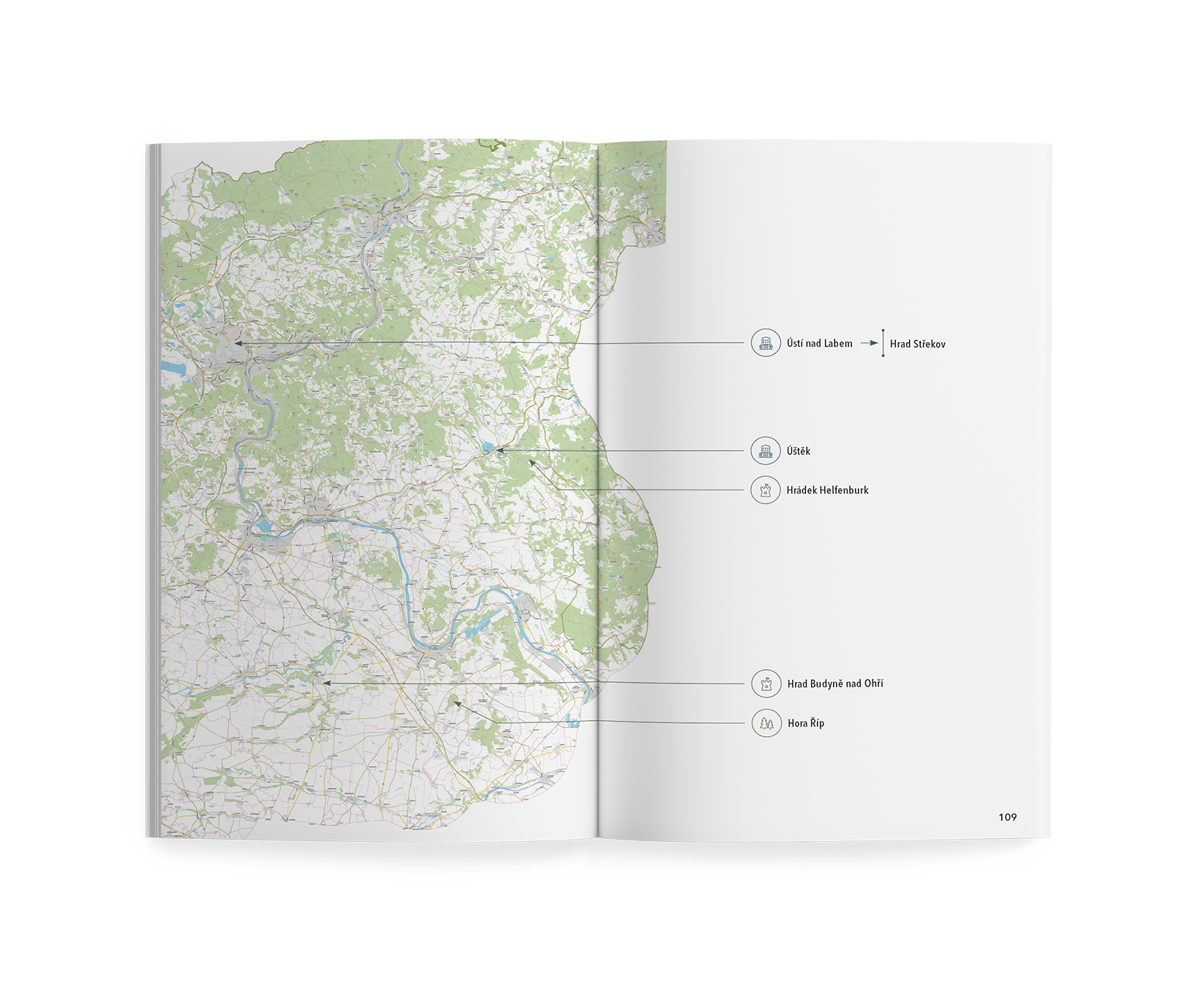 Otevřená strana atlasu se zelenošedou topografickou mapou a popisky vpravo.