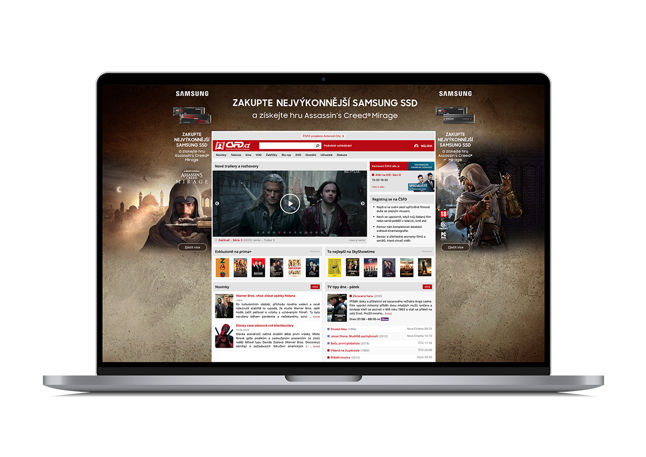 Notebook zobrazující domovskou stránku filmového webu s červenou navigací a filmovými plakáty