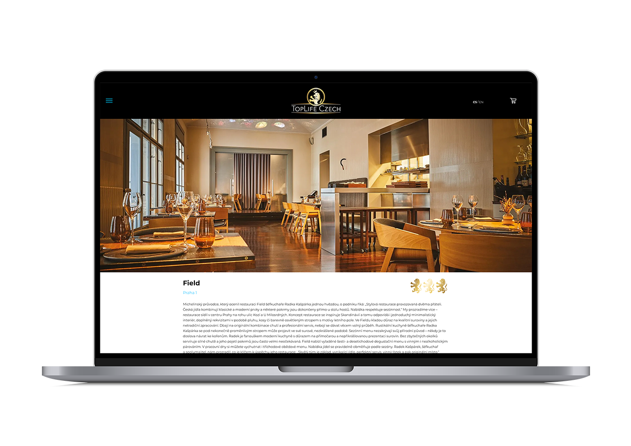 Notebook zobrazující webové stránky luxusního hotelu s útulným, elegantním interiérem vstupní haly