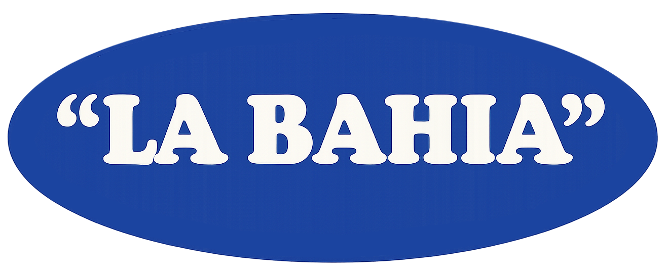 Logotipo ovalado azul con el texto blanco “LA BAHIA”