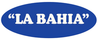 Logotipo ovalado azul con el texto blanco “LA BAHIA”