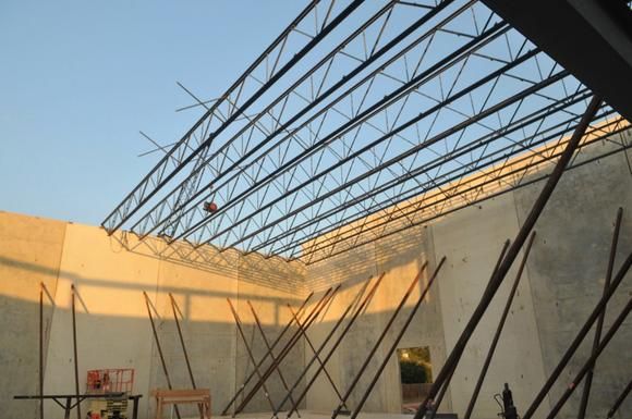 Concrete construction including concrete walls with steel reinforcements