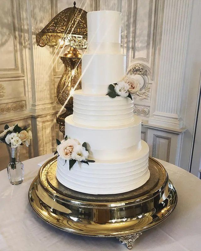 Elegant wedding cake