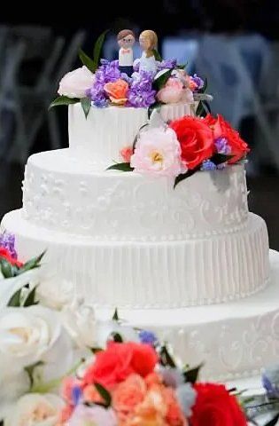 Wedding cake with small figurines