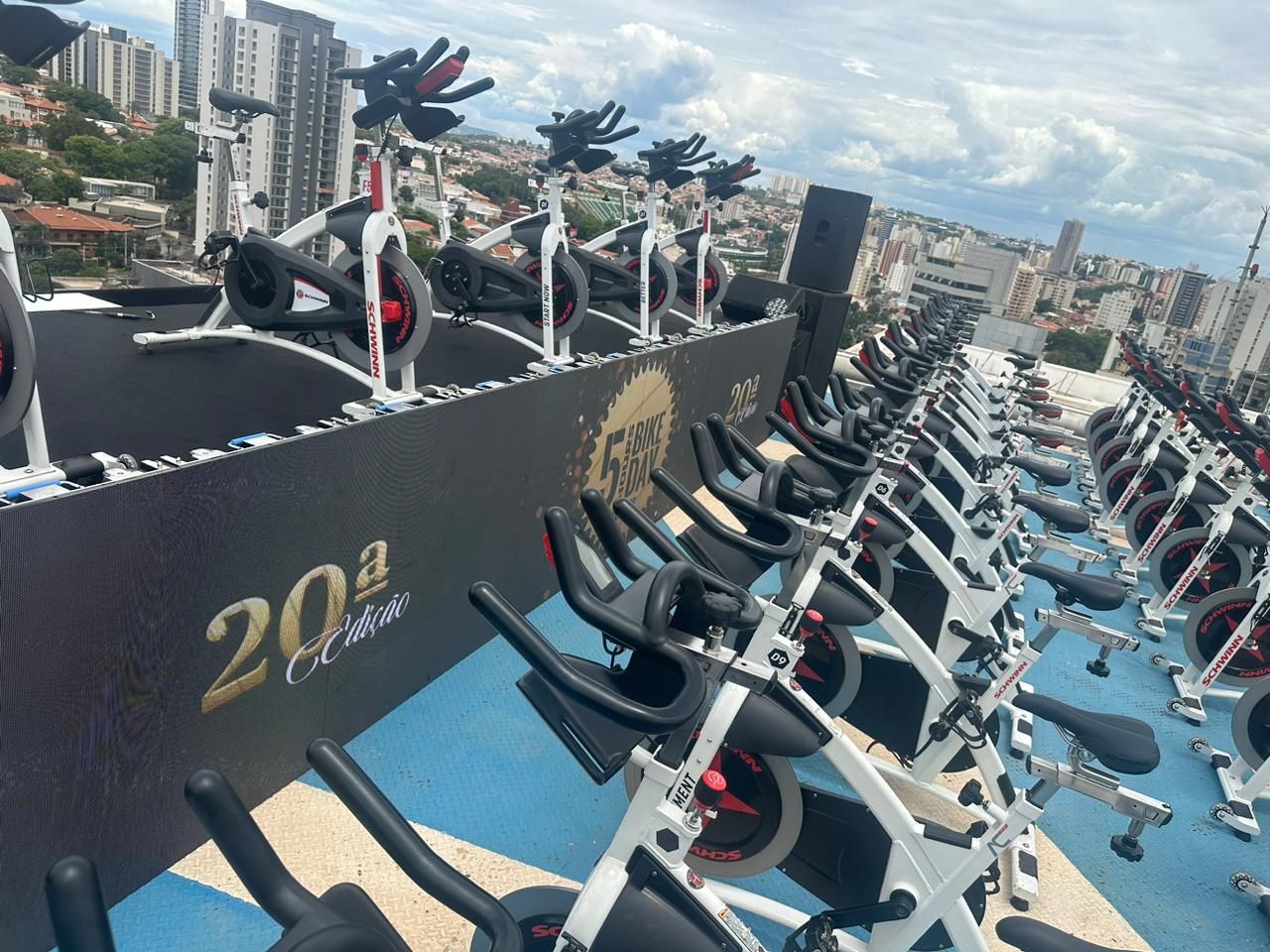 Um monte de bicicletas ergométricas estão enfileiradas em uma academia