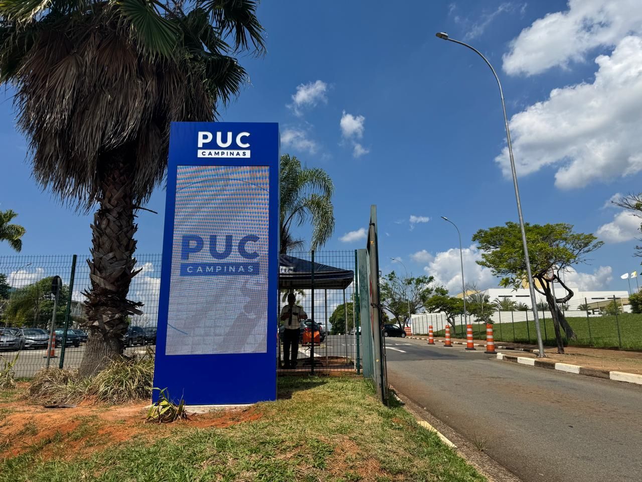 Uma placa azul com a palavra puc nela