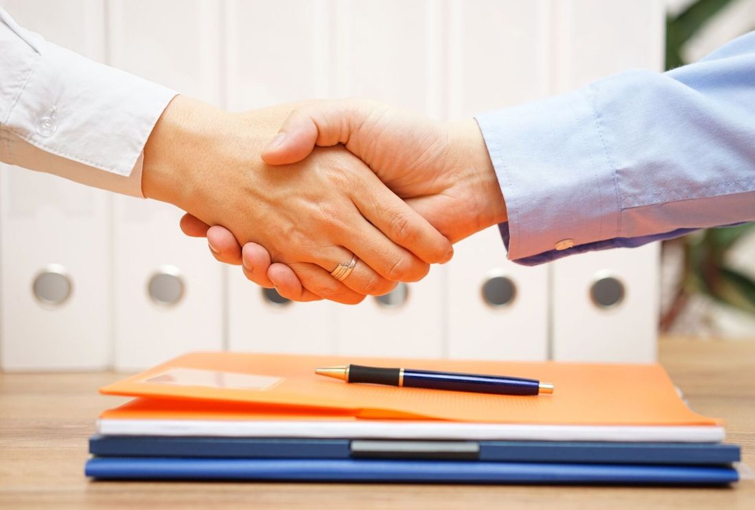 Avvocato che stringe la mano di una cliente