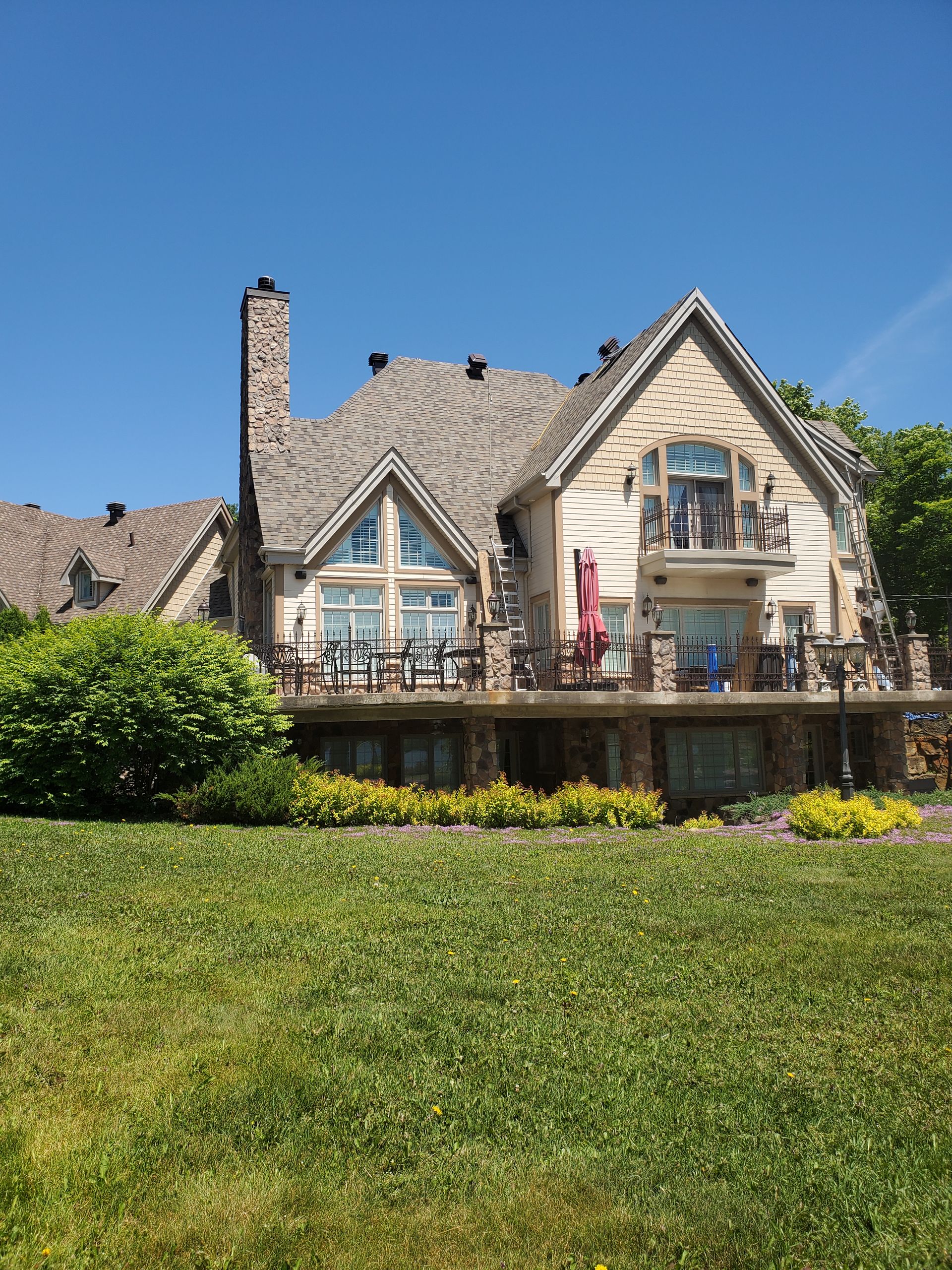 Une grande maison avec une grande pelouse devant elle