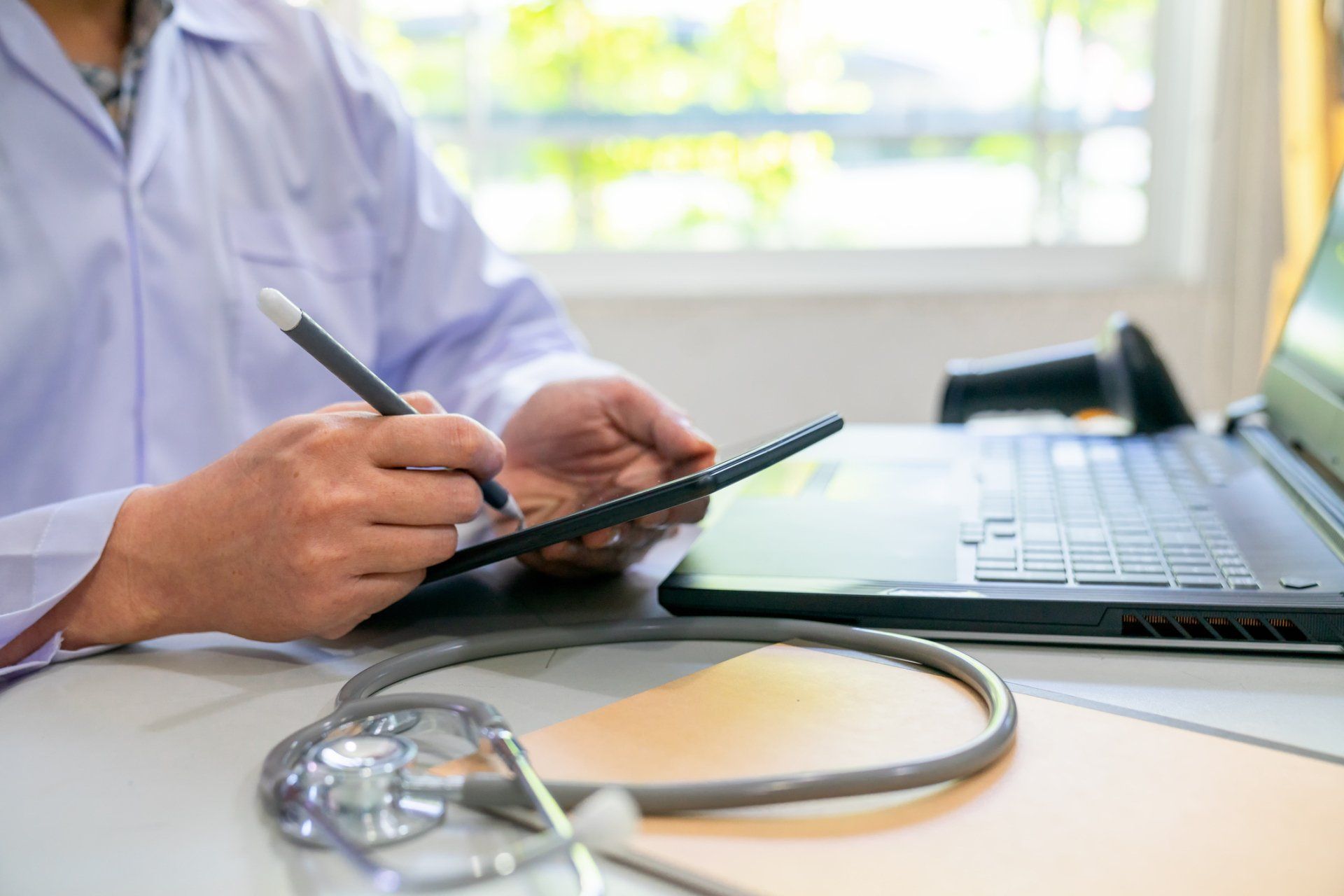 Doctor Use The Digital Tablet — SE Decatur, AL — Alabama Urology And Robotic Center Doctor Use The Digital Tablet — SE Decatur, AL — Alabama Urology And Robotic Center