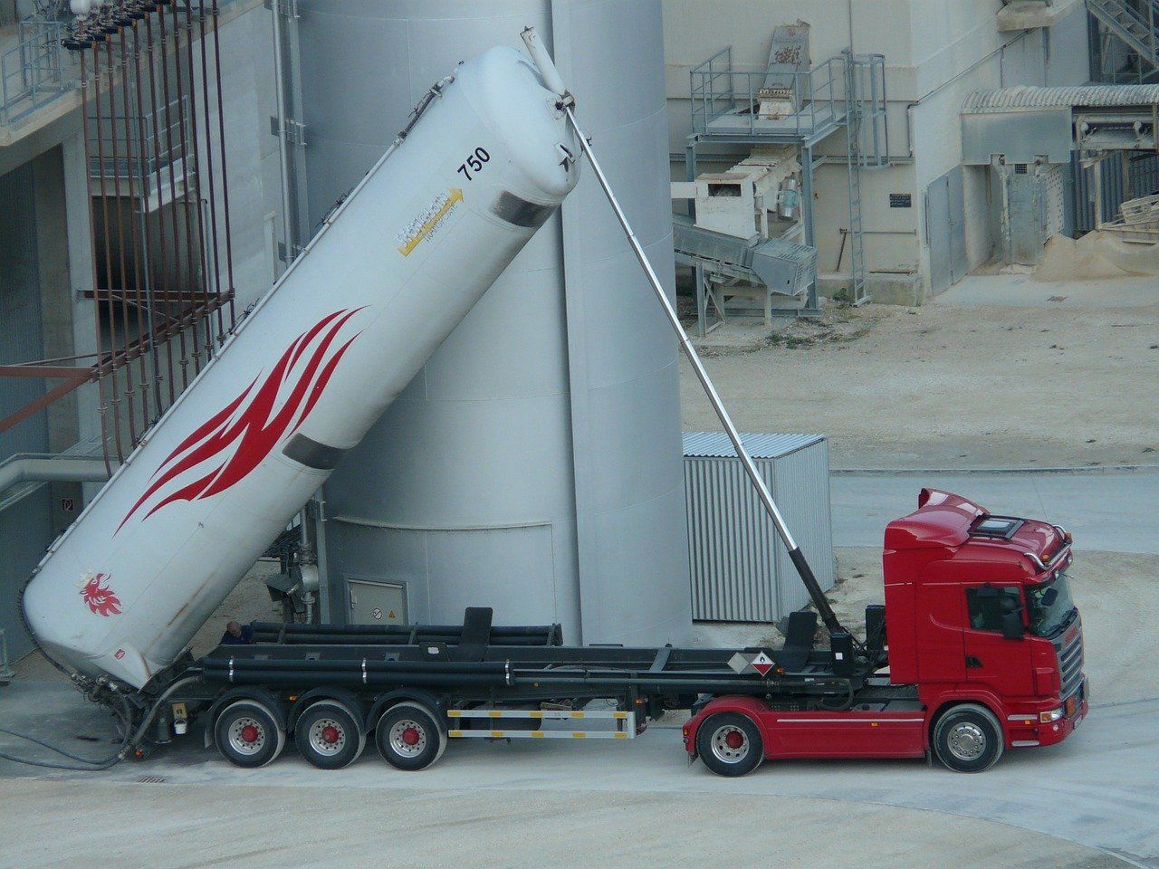 File di immagine Riparazione guasti e assistenza impianti elettrici autocisterne rimorchi cisterna veicoli industriali camion autotreni APE PUCCI Firenze