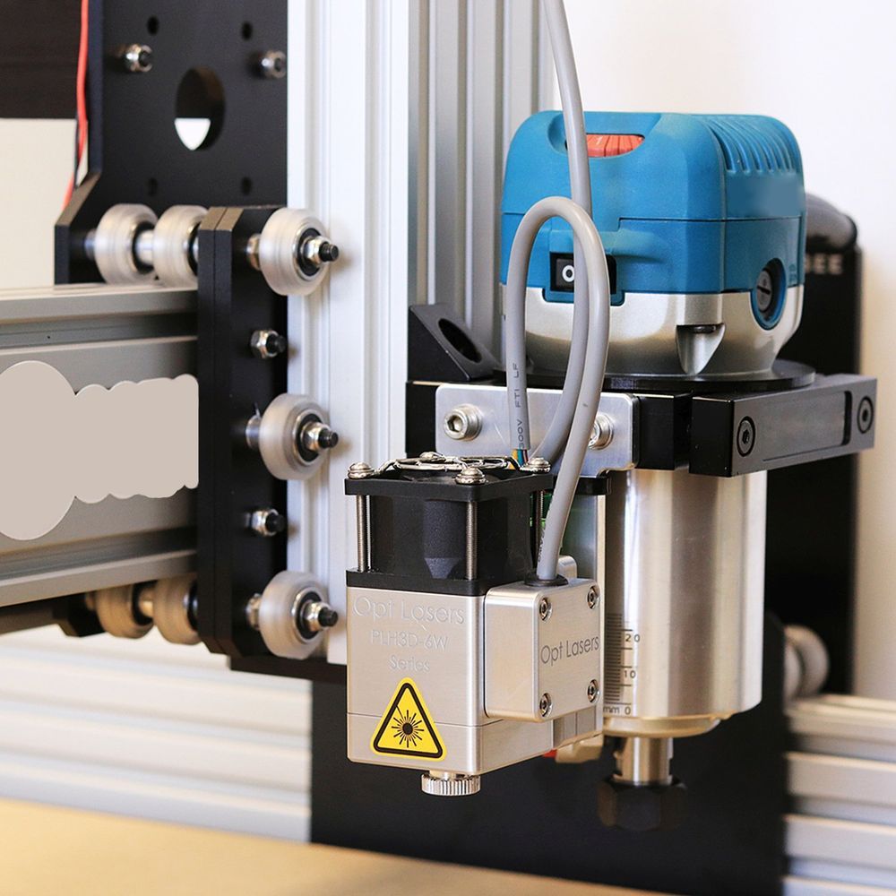 Macchina CNC con testa laser e router blu, montata su telaio in alluminio.