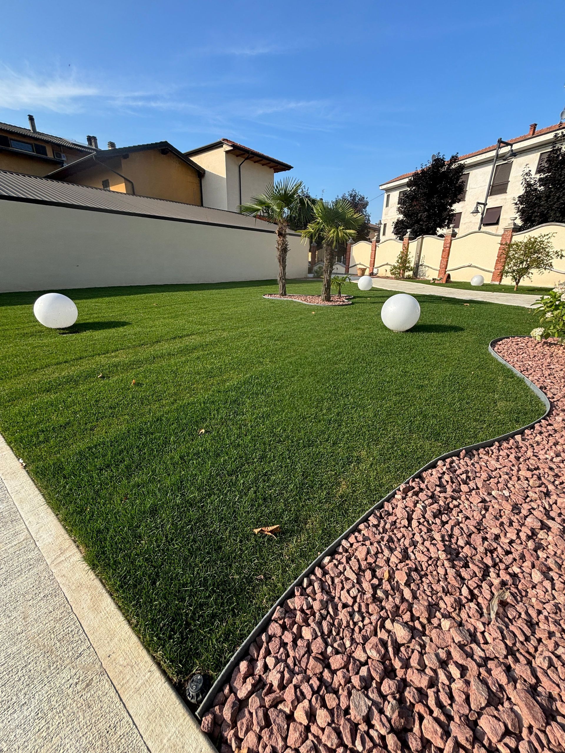 Realizzazione di giardini e aiuole su progetto a Novara, massima cura e attenzione ai minimi dettagli