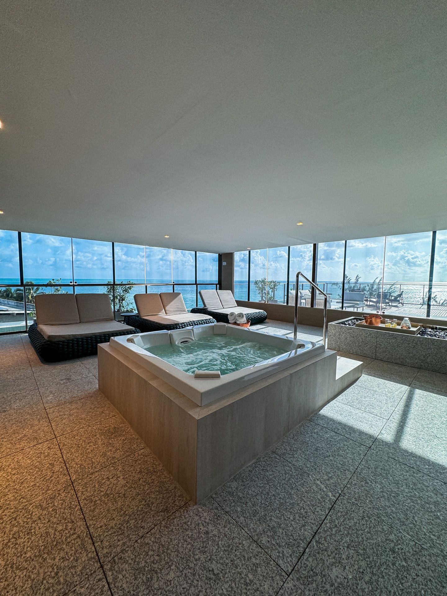 O spa do rooftop é só para hóspede ou posso reservar sem estar hospedado?