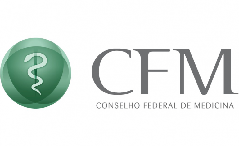 Logo do Conselho Federal de Medicina, com símbolo verde e letras cinza “CFM”.