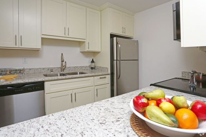 A kitchen with a bowl of fruit on the counter