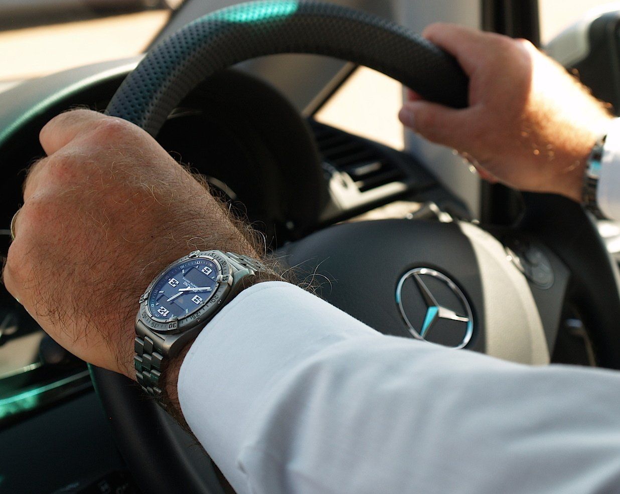 London Luton, Stansted, Farnborough, executive chauffeur, Mercedes, Range Rover, luxury vehicles, limousines, transportation