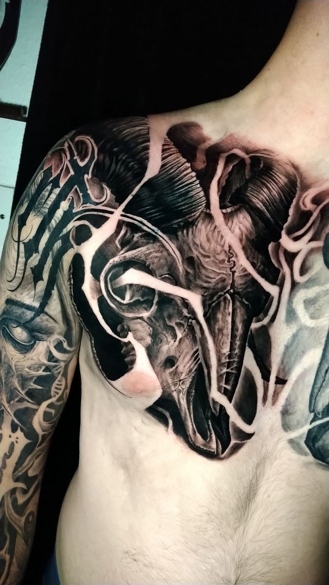 Dark freehand tattoo — bio-organic design
drawn directly onto skin by Crawlspace Tattoo Artist based in London