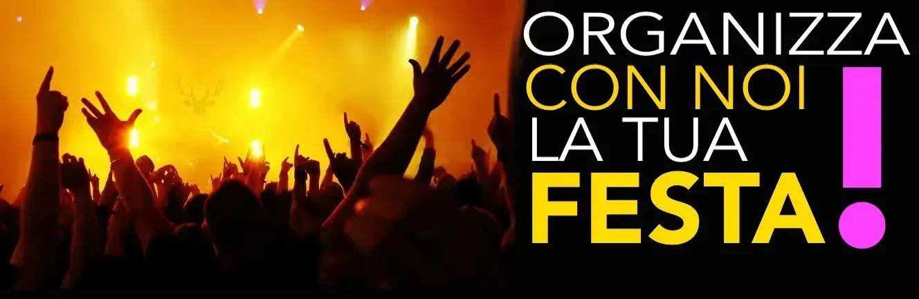 Folla che balla a un concerto sotto luci gialle, con la scritta “ORGANIZZA CON LA TUA FESTA!” e un punto esclamativo rosa