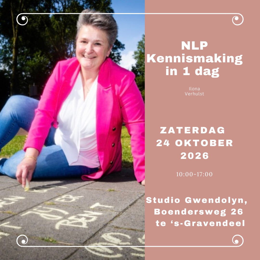 Vrouw in felroze jas zit buiten naast een Nederlandse evenementposter voor “NLP Kenmerkmaking in 1 dag”.