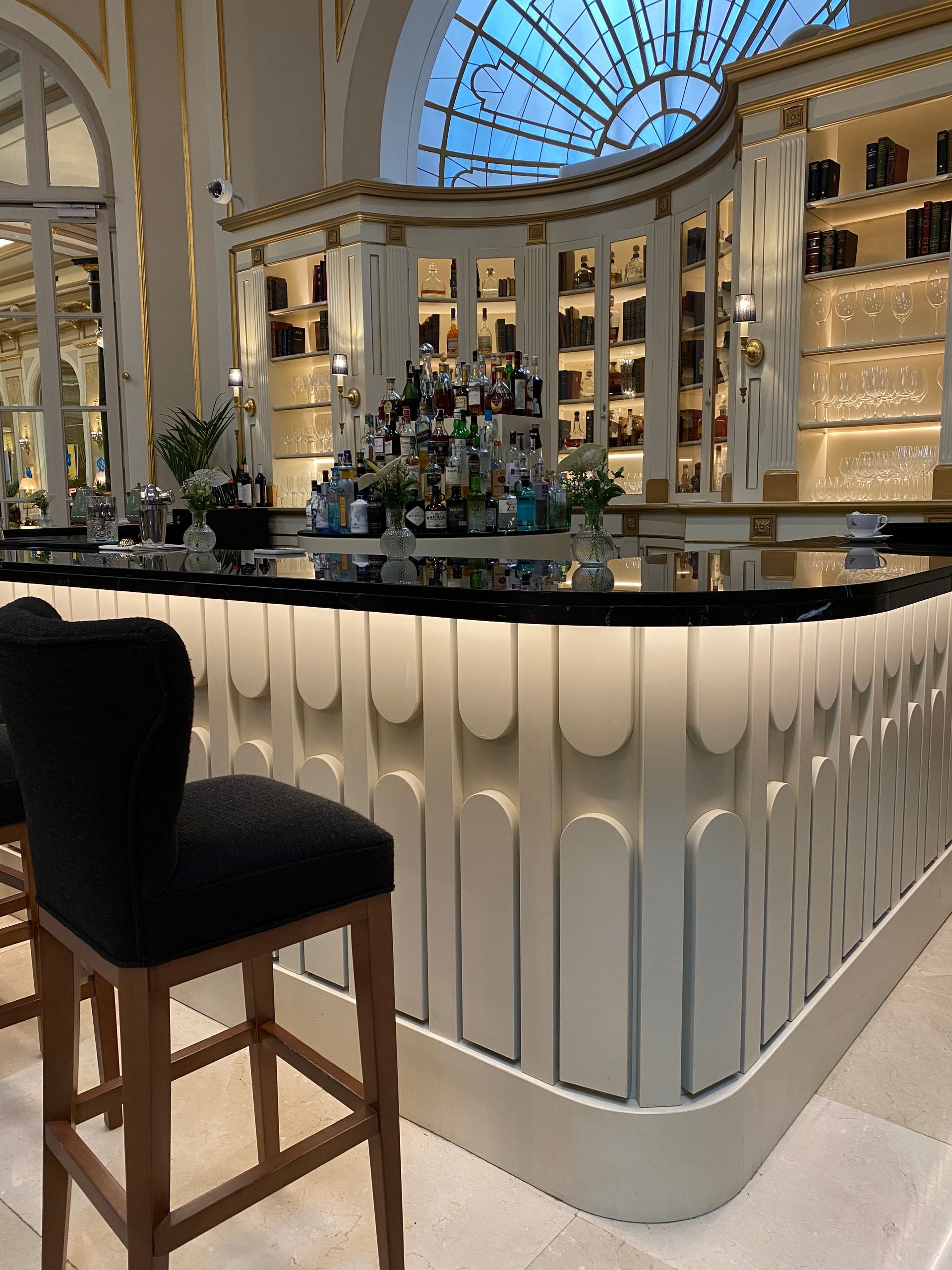 Un bar con muchas botellas de alcohol.