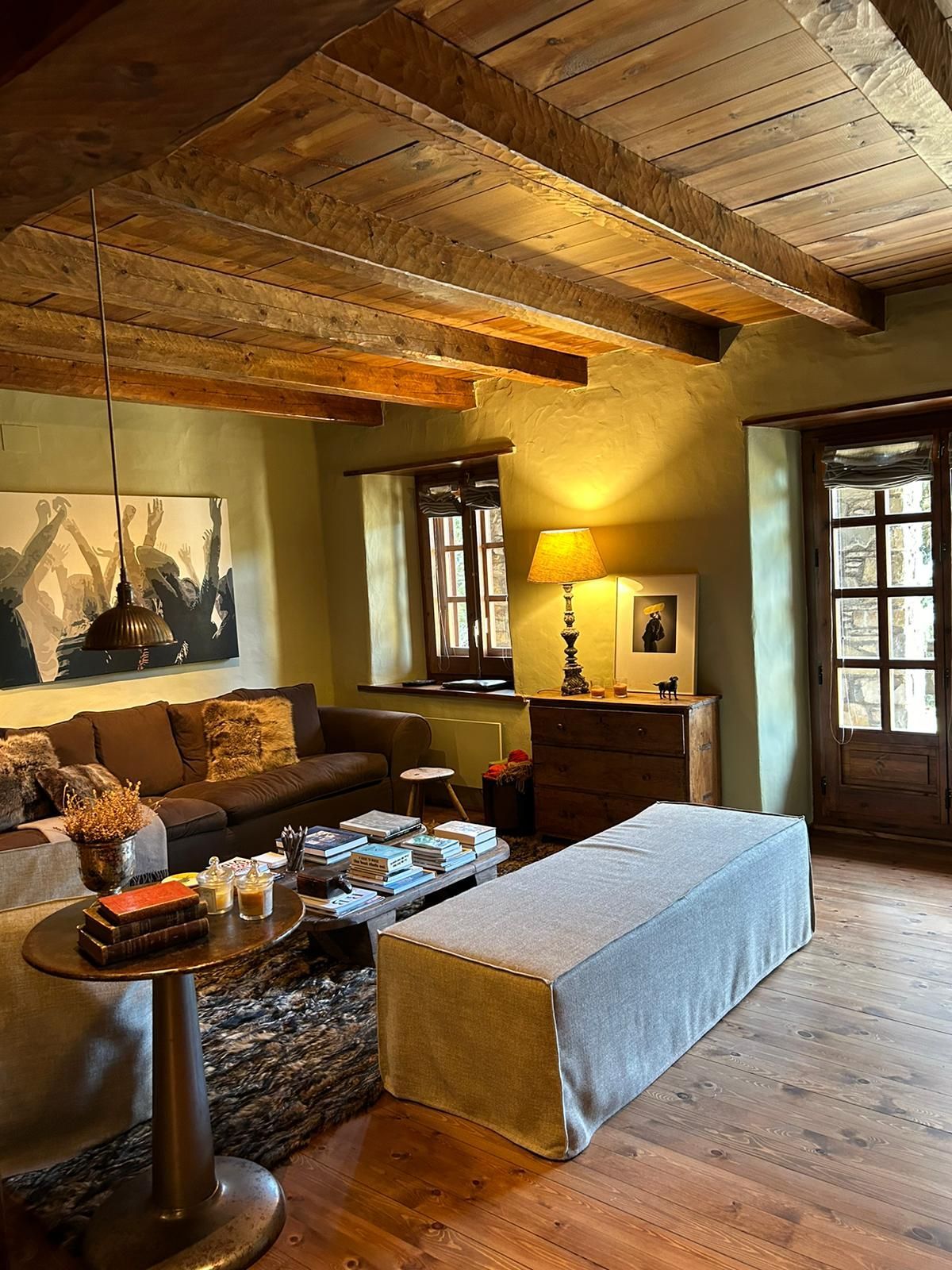 Una sala de estar con sofá, mesa y otomana.