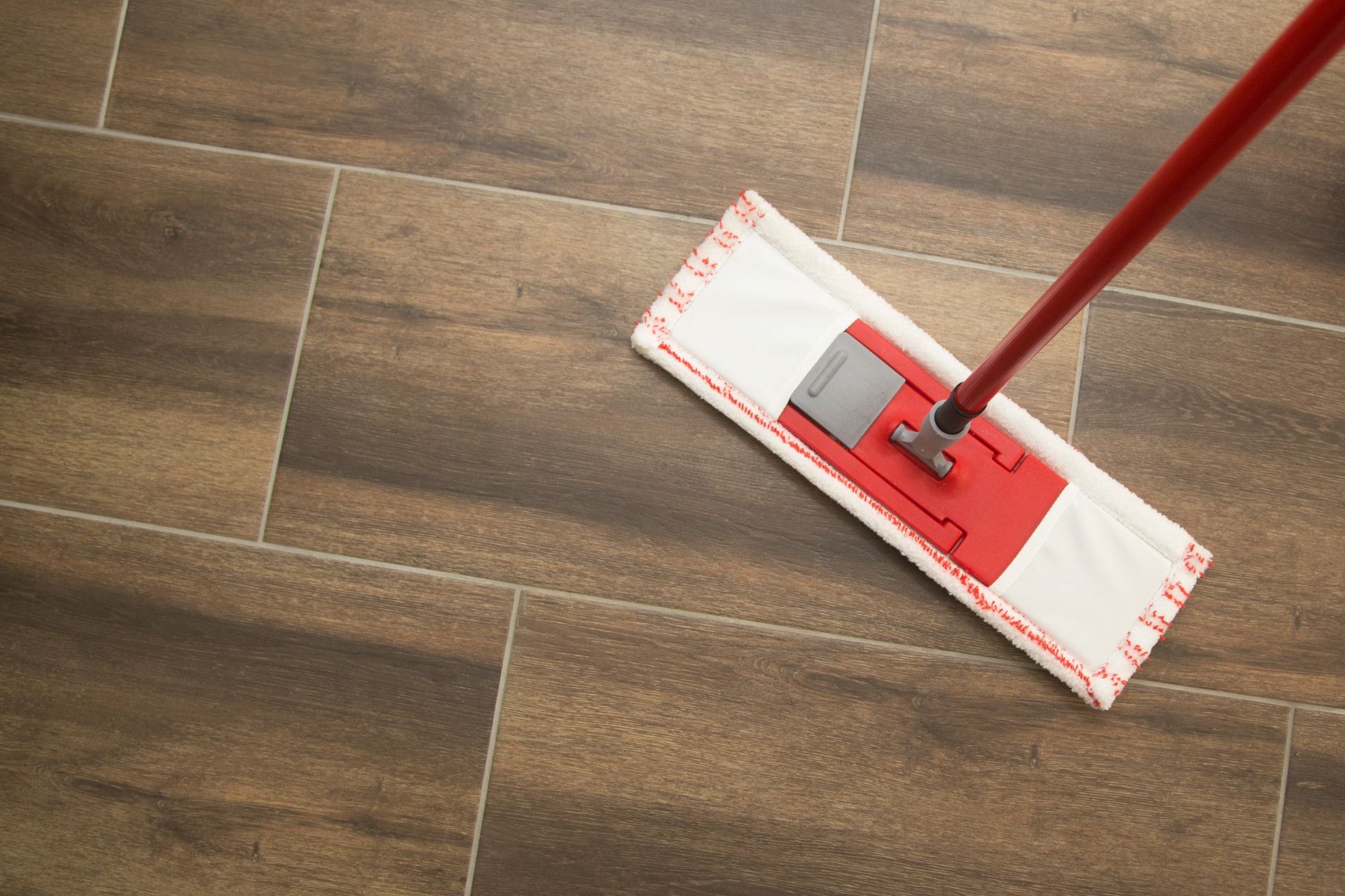 dust mop dusting the floor