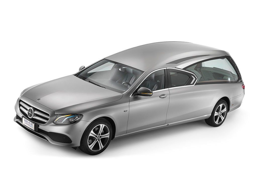 Un carro funebre Mercedes-Benz color argento parcheggiato su uno sfondo bianco.