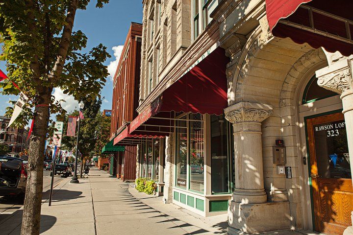 A building with a red awning has the number 513 on the door
