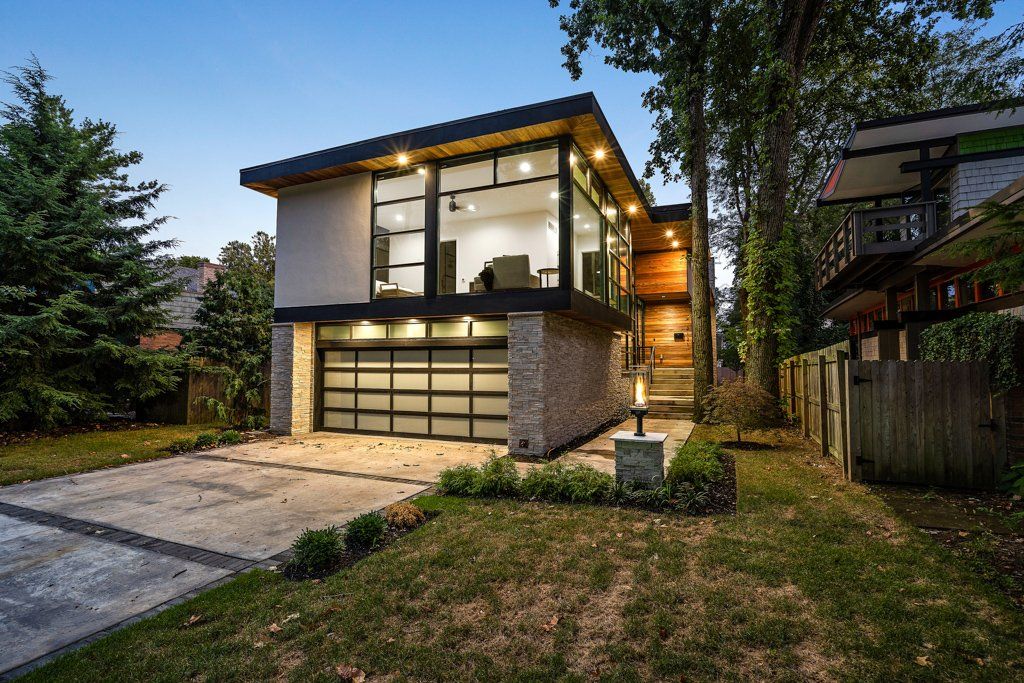 A modern house with a large garage and a lot of windows