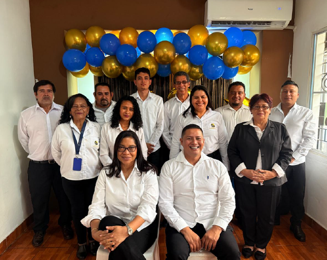 Servicio funerario con flores blancas y ambiente solemne