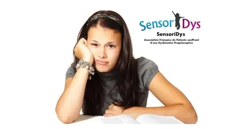 Une élève s'ennuyant à l'école ; image de l'association Sensoridys.