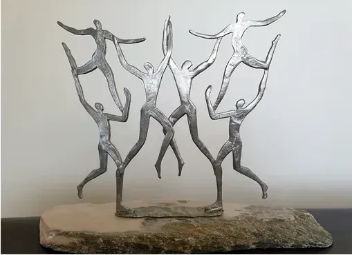 Sculpture de Doïna Calmuscki Kovacs Sculpture de Doïna Calmuscki Kovacs représentant des figures humaines en métal, entremêlées et s'élevant vers le ciel.