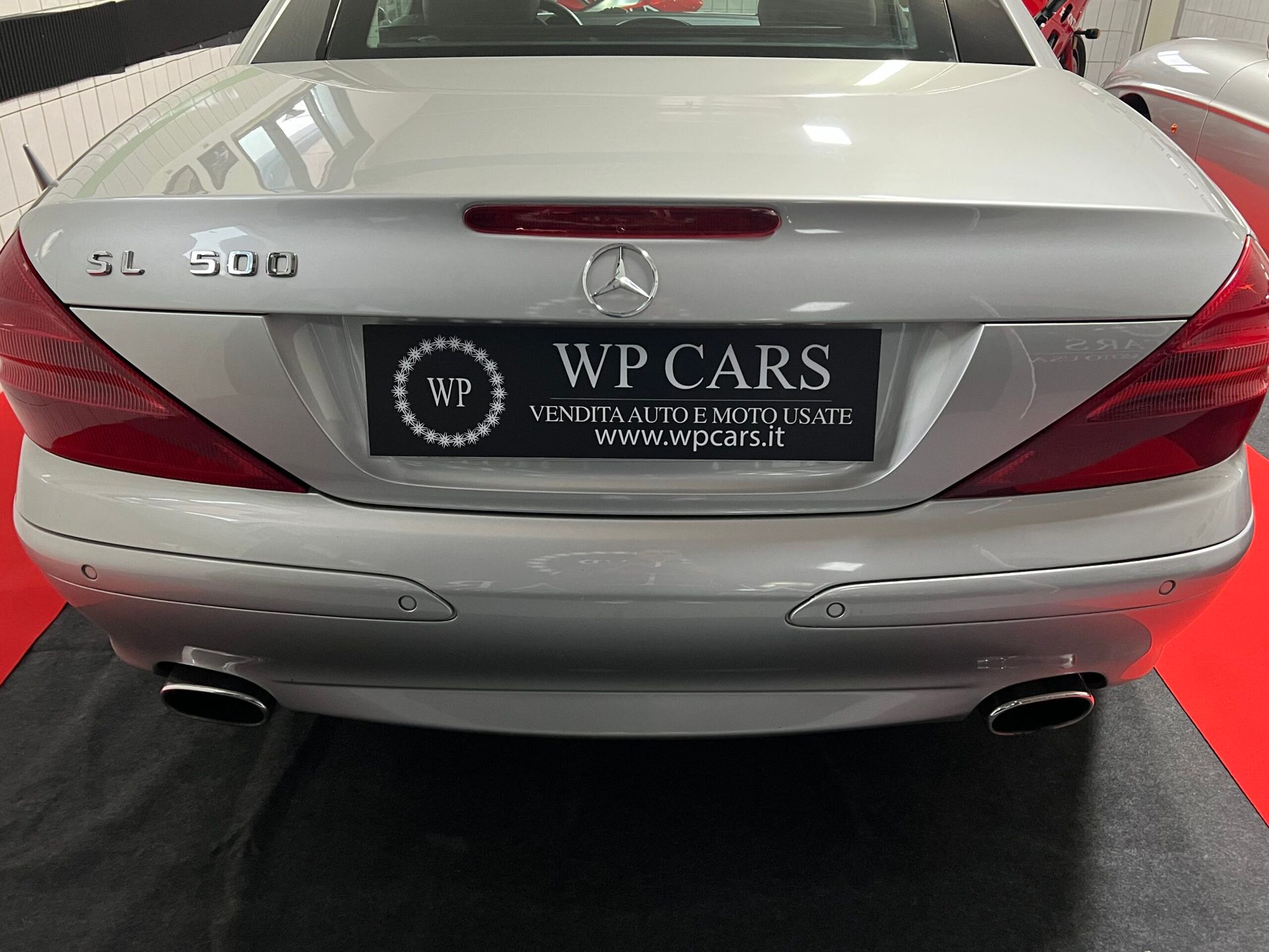 Mercedes SL 500 argento con targa del concessionario 