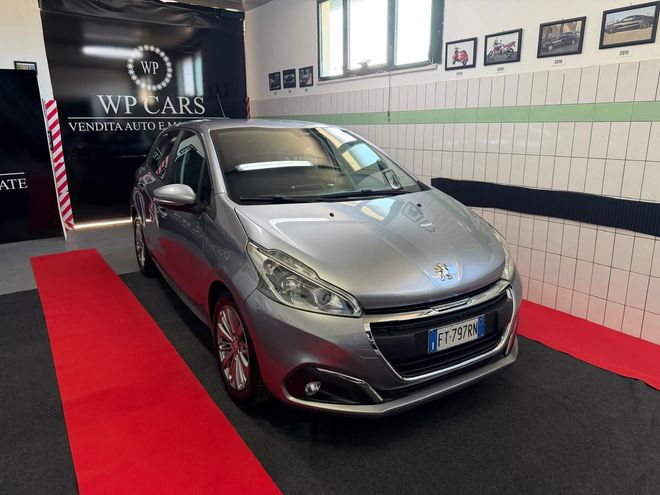 SUV Opel Mokka bianco parcheggiato in uno showroom con interni neri e rossi.