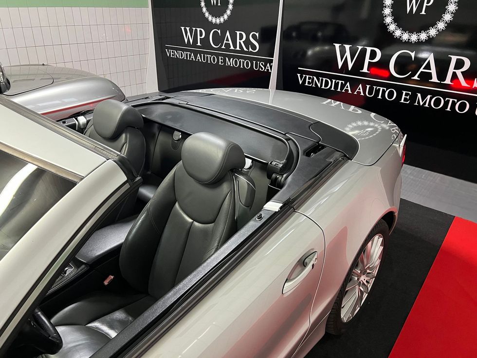 Auto decappottabile color argento con interni neri esposta presso la concessionaria WP Cars.