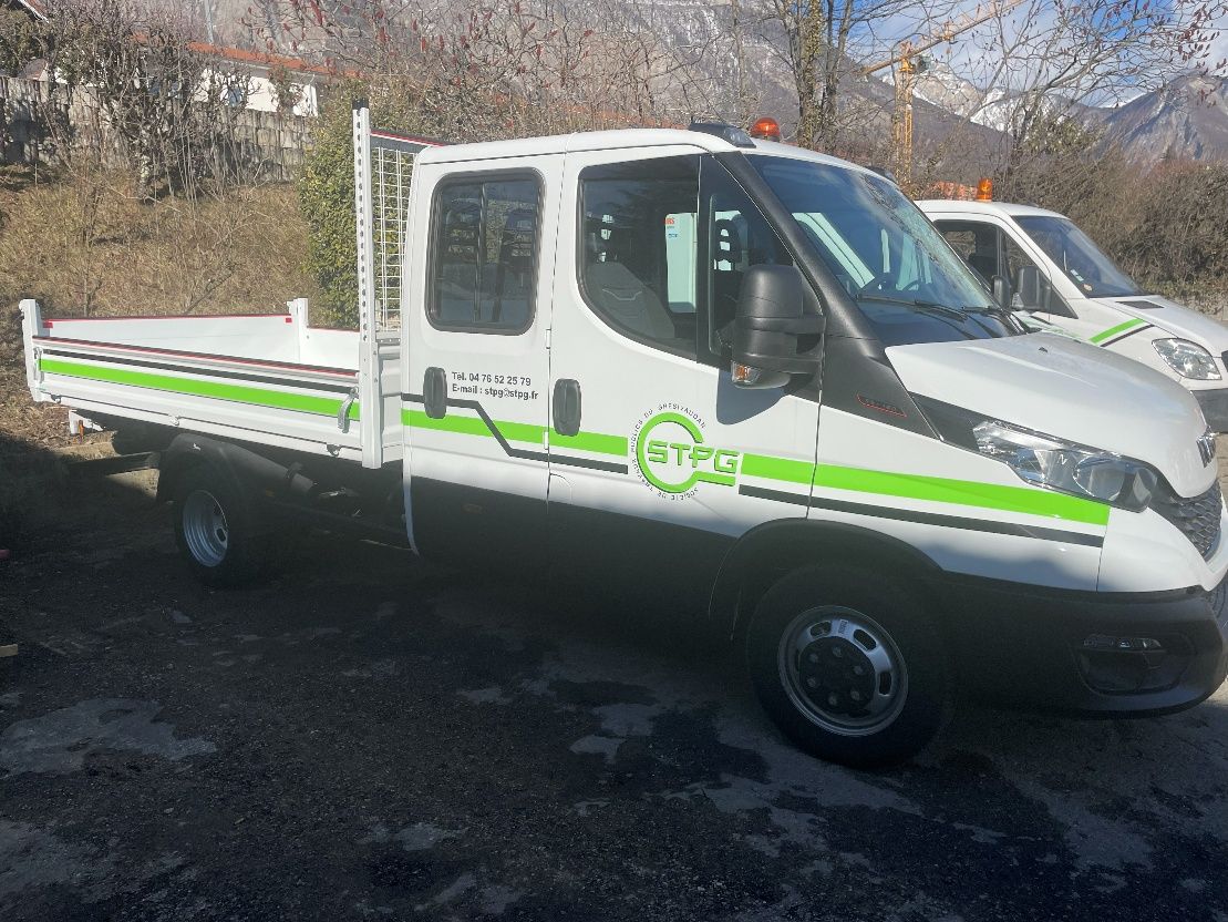 Véhicule IVECO Benne 7 places 3.5T