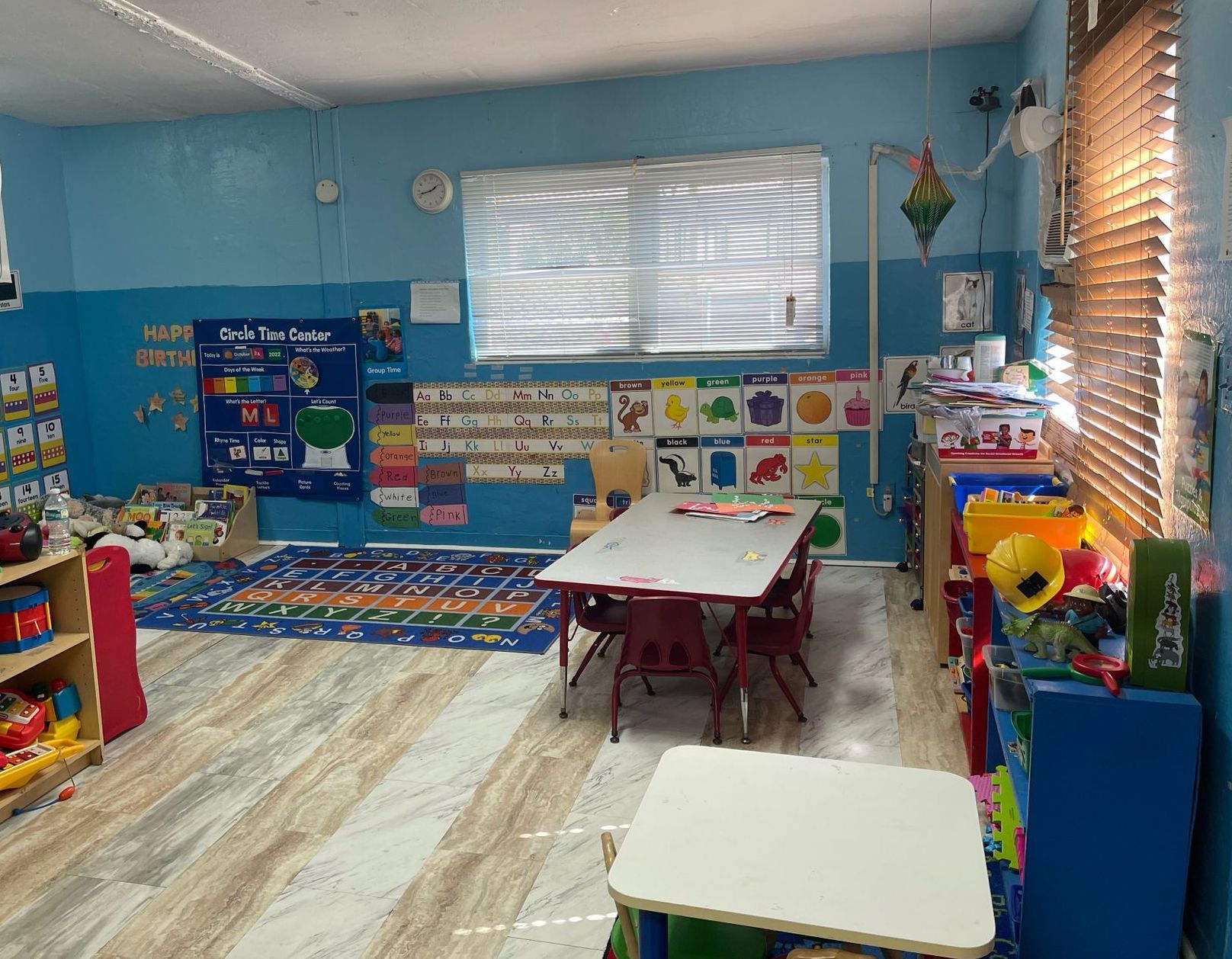 A classroom with a table and chairs in it.