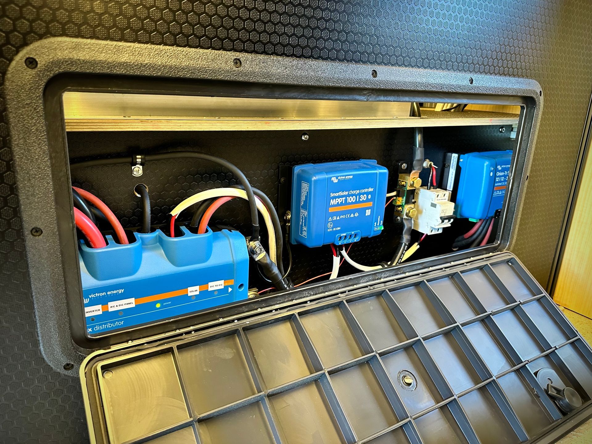 the inside of a box with a blue box that says ' eee ' on it