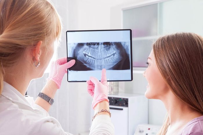 Dr showing patient an X-ray using cutting edge technology