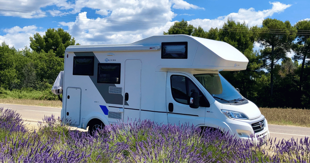 Sun Living Wohnmobile auf der Wiese beim Treffen in Serba