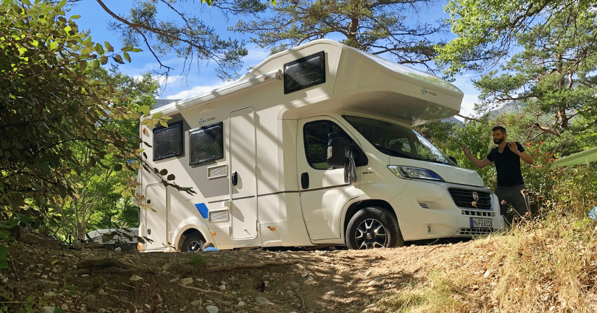 Sun Living Wohnmobile auf der Wiese beim Treffen in Serba